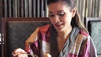 Liburan di Bali, Margaret terlihat santai  menikmati makan siangnya. Wah makannya banyak juga ya. Foto: instagram @margaret vivi