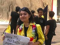 Livia Ellen, yang Cantik dan Manis Ber-Jakun di Demo DPR