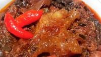 Merah menggoda. Gudeg koyor bu Sukini Pasar Sapi Lama Salatiga yang tersohor enak dan sedap. Apalagi buat sarapan. Foto : Instagram @intikrisna