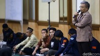 Rektor UAI, Asep Saefuddin, menyambut baik kehadiran para mahasiswa dari luar UAI. Doa bersama ini sebagai bentuk dorongan moril terhadap Faisal Amir.