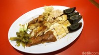 Ayam kampung di sini disajikan tanpa tulang, jadi tak perlu repot-repot melepaskannya dari tulang. Rasa dari ayam rebusnya sedikit lebih manis, dan gurih dari minyak wijen. Tapi tetap empuk dengan harum jahe. Sementara tekstur ayam panggangnya, renyah di luar dan empuk di dalam. Foto: dok. detikFood