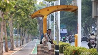 Beberapa warga tampak bersantai untuk berteduh dari teriknya sinar matahari.