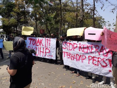 Tolak Kekerasan dan RKUHP, Jurnalis KBB-Cimahi Aksi Selotip Mulut