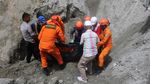 Evakuasi Korban Tewas Gempa Ambon