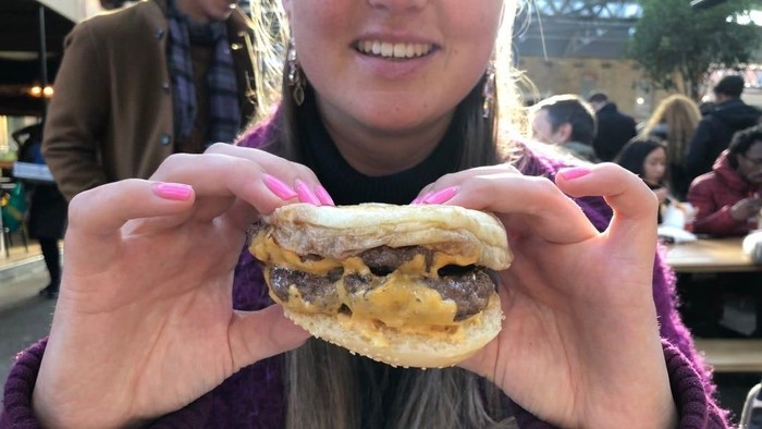 Cara makan burger