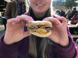 Begini Posisi Jari yang Tepat Saat Makan Burger Agar Tak Berantakan
