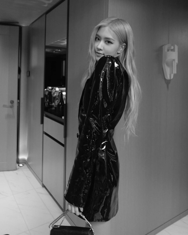 Rosé tampil menawan tentu dalam balutan dress Saint Laurent. Tak seperti biasanya, kali ini Rosé terlihat lebih bold dengan busananya. Ia menggunakan dress bersiluet blazer panjang bermaterial PVC. Foto: Instagram @roses_are_rosie