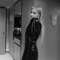 Rosé tampil menawan tentu dalam balutan dress Saint Laurent. Tak seperti biasanya, kali ini Rosé terlihat lebih bold dengan busananya. Ia menggunakan dress bersiluet blazer panjang bermaterial PVC. Foto: Instagram @roses_are_rosie