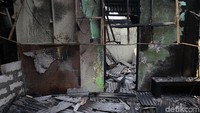 Kondisi di bagian dalam pos polisi nampak rusak dan porak-poranda usai dibakar oleh massa tersebut.