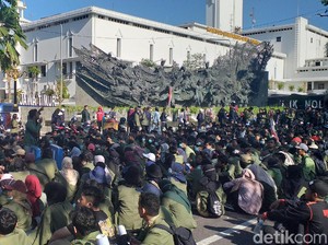 Demo Mahasiswa di DPRD Jatim Terpecah di Dua Lokasi