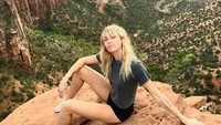 Nah, salah satu daya tarik di sini adalah keberadaan Angels Landing, nama yang konon lahir karena medan ekstremnya. Dikisahkan pada tahun 1916, sekelompok pendaki menyerah dan bilang cuma malaikat yang bisa datang dan turun di sini. (Foto: Instagram @mileycyrus)