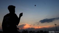 Anak-anak bermain layang-layang hingga magrib tiba.
