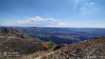 Kamera utama Realme 5 yang dilengkapi dengan 12 MP, mampu menangkap keindahan Bukit Tanarara yang berwarna coklat dan hijau pada luas dan birunya langit dengan indah. (Septiana Ledysia/detikINET)