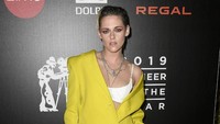Bintang film Charlies Angels itu tampak bergaya boyish dengan setelan serba kuning. Frazer Harrison/Getty Images