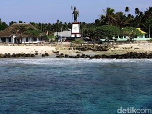 Berduaan di Malam Hari & Hukum Arak di Pulau Paling Utara Indonesia