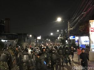 Lempari Mobil Barracuda Pakai Botol Kaca, Massa di Slipi Dihalau TNI