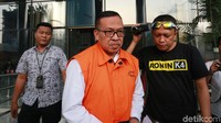 Saat berjalan menuju mobil tahanan, Agus Soeranto tampak diam dan tidak memberikan komentar kepada wartawan.