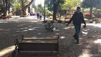 Saat orator melakukan orasi di atas mobil di gerbang DPRD, tiba-tiba massa yang berada di sisi depan terlihat ada yang melempar batuan menuju arah personel Dalmas. Keributan berlangsung selama 10 menit, kemudian berhasil diredam.
