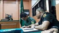 Selain pidana pokok penjara, Prada Deri Pramana juga dipecat dari TNI. 