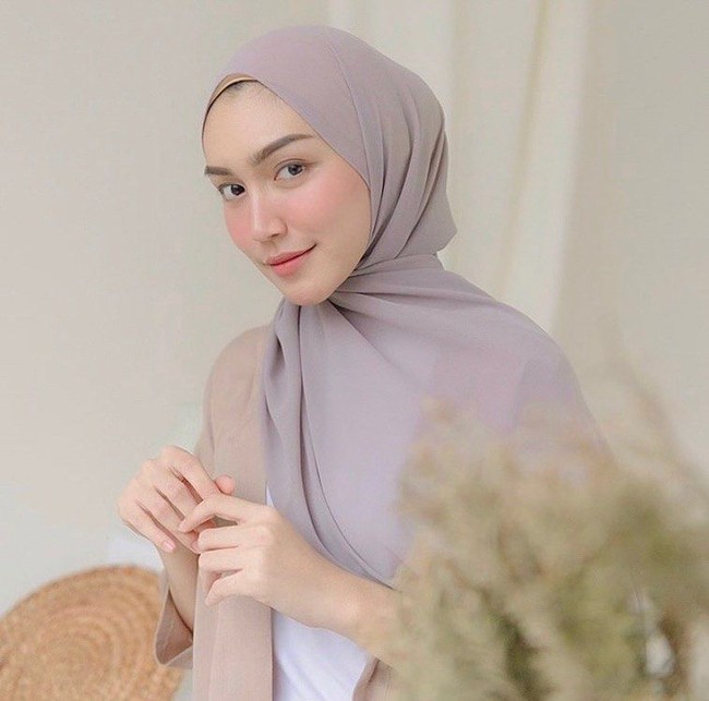 Melody Prima Ananda atau dikenal dengan nama Melody Prima memulai kiprahnya di dunia entertaiment dengan membintangi sinetron “Dia Bukan Cinderella” pada 2008. Melody berperan sebagai Amanda. Foto: instagram @melodyprima