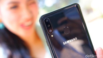 Kamera utamanya 13 MP. Lalu ada lensa ultra-wide angle 8 MP dan sensor depth 5 MP. (Foto: Adi Fida Rahman/detikINET)