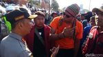 Aksi #SurabayaMenggugat Memanas, Massa Lempar Kapak ke Polisi