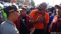 Polisi berdialog dengan perwakilan massa.