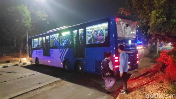 Jalan Gatot Subroto Masih Ditutup, 3 TransJakarta Nyelonong Masuk