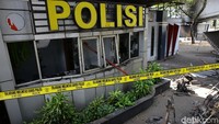 Garis polisi nampak terlihat di area sekitar pos polisi di Tomang, yang dibakar massa usai aksi demo di kawasan DPR, Jakarta, pada Rabu (25/9) kemarin.