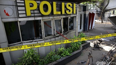 Pos Polisi Tomang jadi Korban Aksi Pembakaran Massa