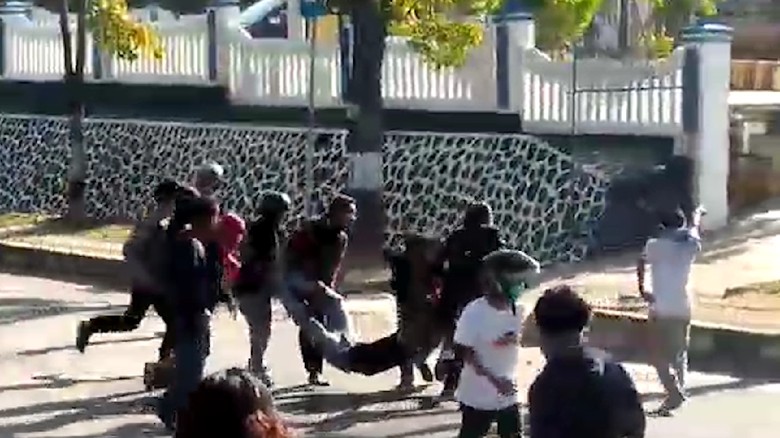 6 Polisi Bawa Senpi Saat Demo di Kendari Jadi Perhatian Serius Kompolnas 6 Polisi Bawa Senpi Saat Demo di Kendari Jadi Perhatian Serius Kompolnas