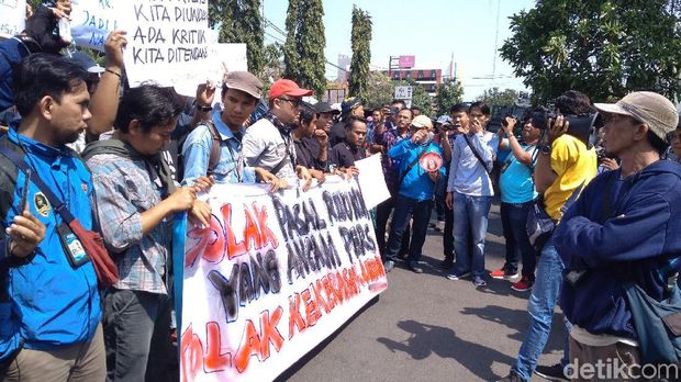 Ancam Kebebasan Pers, Jurnalis Ciayumajakuning Demo Tolak RKUHP