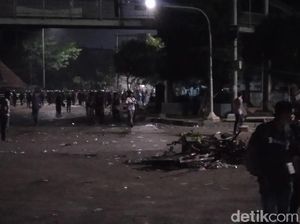 Polisi Terus Pukul Mundur Massa, Sejumlah Orang Ditangkap di Palmerah