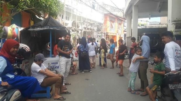 Warga belum berani masuk ke dalam rumah maupun gedung.