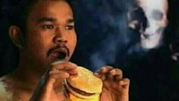 Gantikan iklan rokok, kali ini burger katanya bisa membunuhmu. Tapi sepertinya banyak orang tak tahan godaan burger hihi. Foto: Istimewa