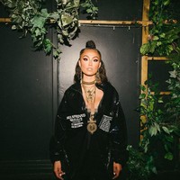Agnez Mo tampil mencuri perhatian di peluncuran single terbarunya berjudul Diamonds. Sesuai dengan lagunya, Agnez Mo tampil bling-bling dengan perhiasan heboh senilai Rp 14 juta.  Foto: Instagram @agnezmo