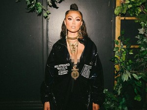 Ingat Gaji, Gini Kocaknya Netizen Tanggapi Agnez Mo Berkaus Kaki Gucci