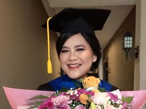 Penampilan Cantik Kahiyang Ayu Saat Wisuda S2 dengan Gelar Cum Laude