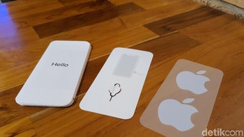 Terdapat buku petunjuk, jarum pembuka SIM card dan stiker Apple. Foto: Adi Fida Rahman/detikINET