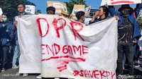 Massa mahasiswa juga membawa spanduk dengan tulisan-tulisan menggelitik yang juga mengungkapkan kekecewaan mereka dengan kinerja DPR. Budi Hartadi/Dok. Detikcom.