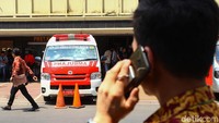 Empat ambulans berasal dari PMI dan satu milik Pemprov DKI.