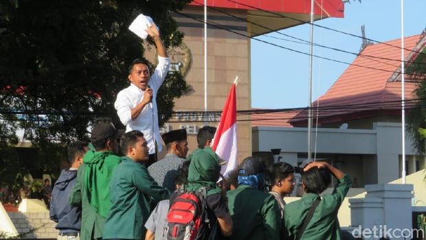 Pendemo di DPRD Sulsel Bubar Sambil Bersihkan Sampah