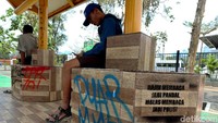 Begini penampakan aksi vandalisme di halte kawasan Senayan, Jakarta, Kamis (26/9/2019).