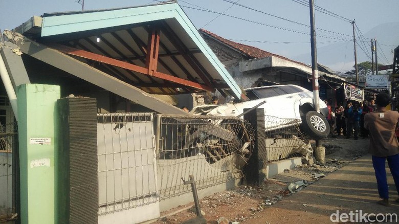 Mobil Tabrak Warung dan Rumah di Banyumas, 1 Orang Tewas Seketika Mobil Tabrak Warung dan Rumah di Banyumas, 1 Orang Tewas Seketika