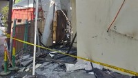 Tak hanya itu, Jasa Marga juga bersegera melakukan perbaikan sejumlah sarana lalu lintas yang dirusak, seperti rambu dan marka, pagar pengaman, water barrier plastik, termasuk melakukan pengecatan ulang pagar-pagar pembatas dan guardrail, serta memperbaiki beautifikasi yang dirusak massa. Sarana informasi yaitu sambungan fiber optic juga mengalami kerusakan. Adapun perbaikan akan selesai dalam waktu 1-2 hari ke depan. Pool/PT Jasa Marga.