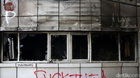 Sebagian dinding pos polisi tampak menghitam akibat terbakar.