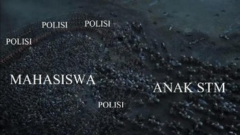 Adegan perangnya sama seperti kejadian di DPR. Mahasiswa ditahan barikade polisi, lalu anak-anak STM menyerbu masuk ke tempat aksi (Anggitdl/Twitter)