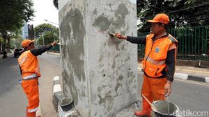Aksi Pasukan Oranye Bersihkan Sisa Demo di Senayan