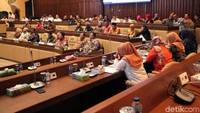 Rapat dipimpin oleh Wakil Ketua Komisi II Nihayatul Wafiroh didampingi Ketua Komisi II Zainuddin Amali.
