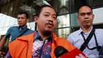 Aspri Menpora Diperiksa KPK Pakai Rompi Oranye